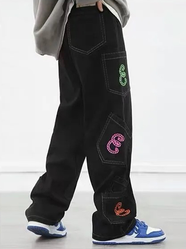 Lose Herrenjeans mit mehreren Taschen und buntem Aufdruck