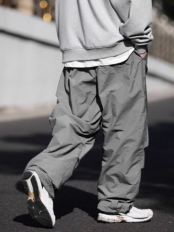 Herren-Hose mit gerafftem, gebundenem Fuß und weitem Fallschirmbein