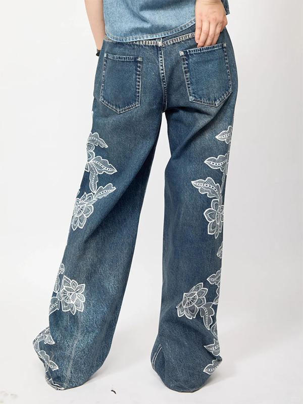 Stilvolle Loose-Fit-Jeans aus gewaschenem Denim mit Seitennaht-Imitat und 3D-Spitzendruck