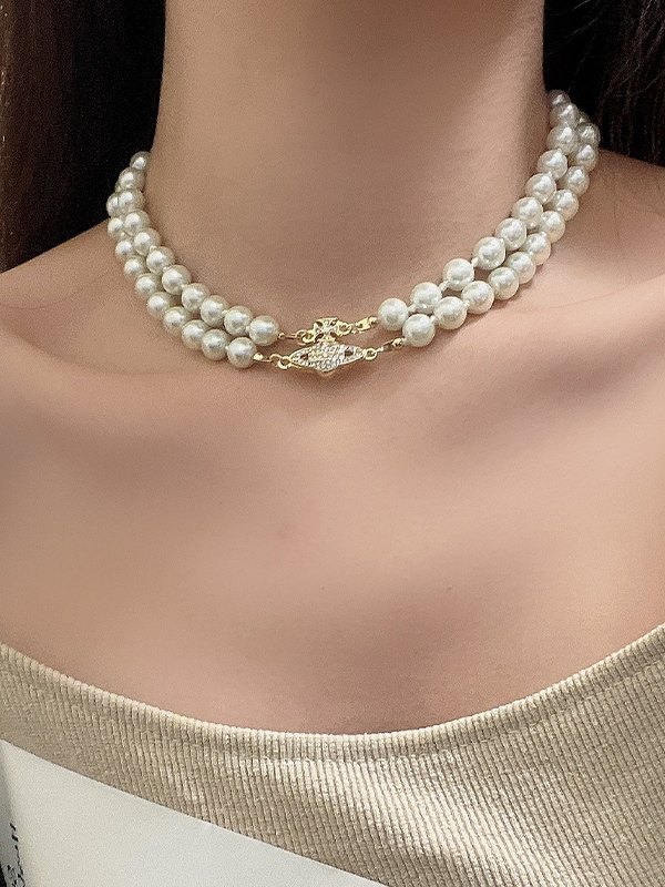 Doppellagige Faux-Perlenkette mit Strass-Charme