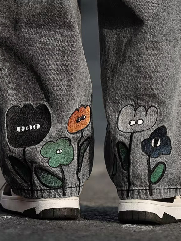 Herren-Jeans im Distressed-Look mit interessanter Blumenstickerei