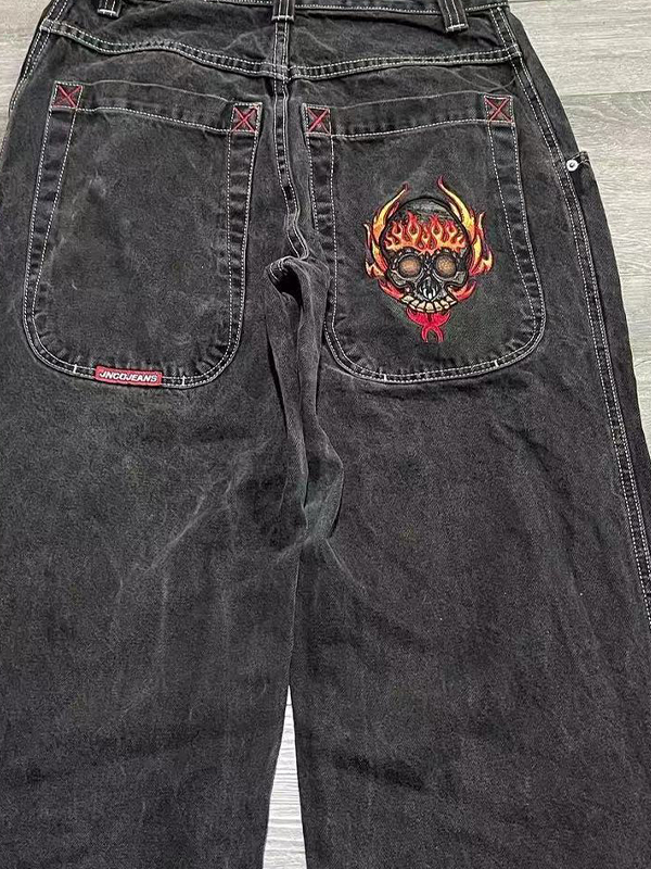 Boyfriendjeans mit Hip-Hop-Trendmarkenprint