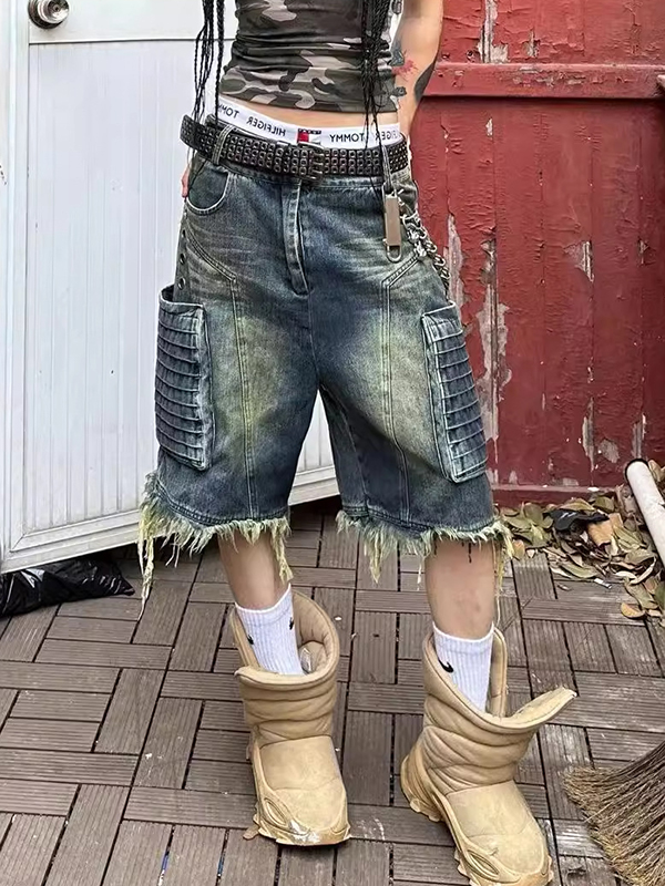 Jeansshorts aus gewaschenem Denim mit Taschen und Schnittkanten