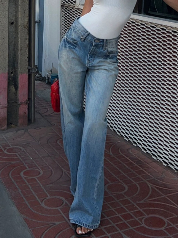 Locker sitzende verwaschene Boyfriendjeans