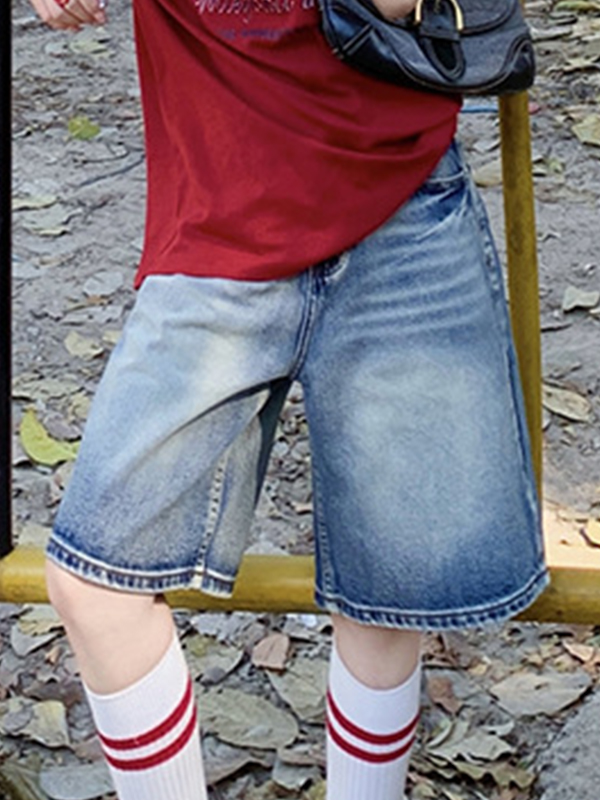 Locker sitzende Jeansshorts mit weitem Bein