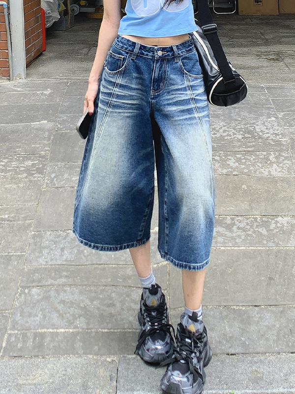 Schmale, locker sitzende Jeansshorts