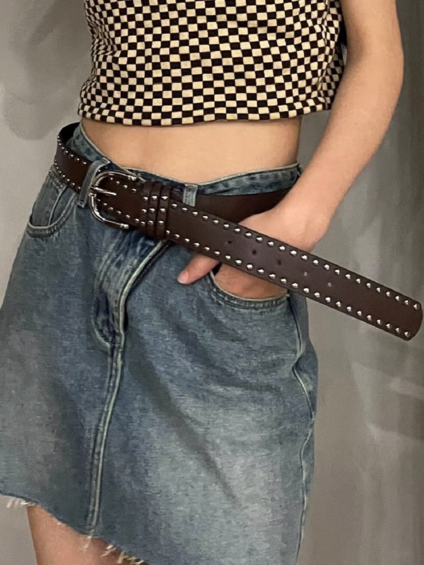 Einfarbiger Vintage-Gürtel mit Nietendekor und Schnalle
