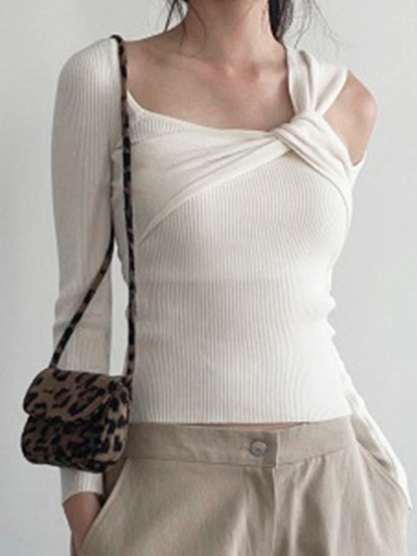 Verdrehter, asymmetrischer, schulterfreier Strick mit langen Ärmeln