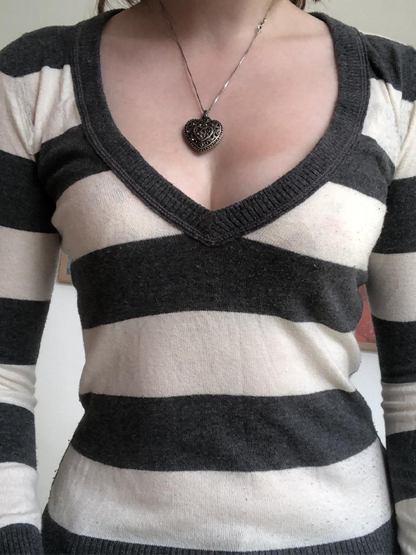 Gestreifter Langarm-Strick mit V-Ausschnitt