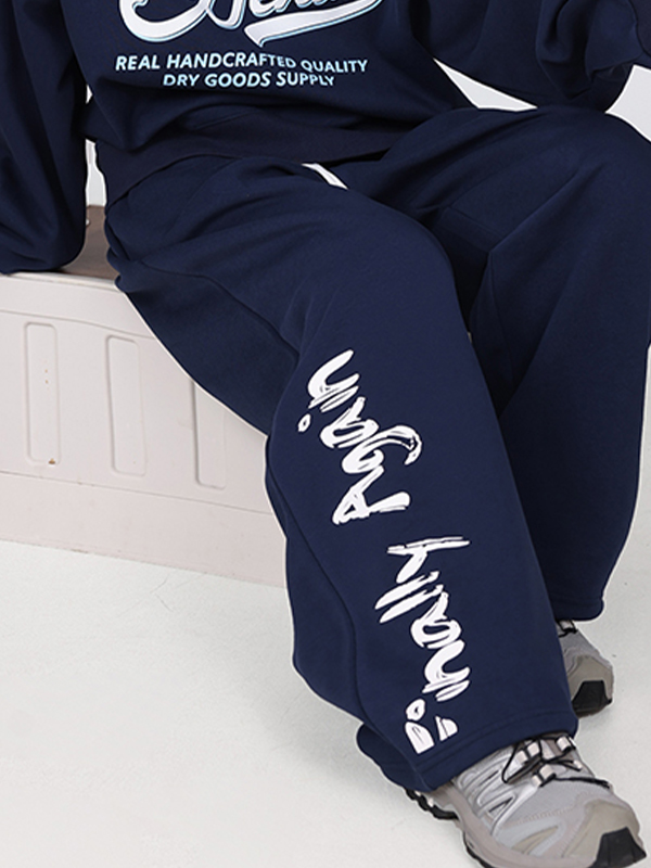 Jogginghose mit Straßen-Graffiti