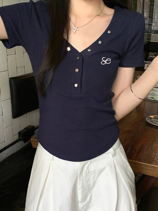 Strickwaren mit V-Ausschnitt und kurzen Ärmeln