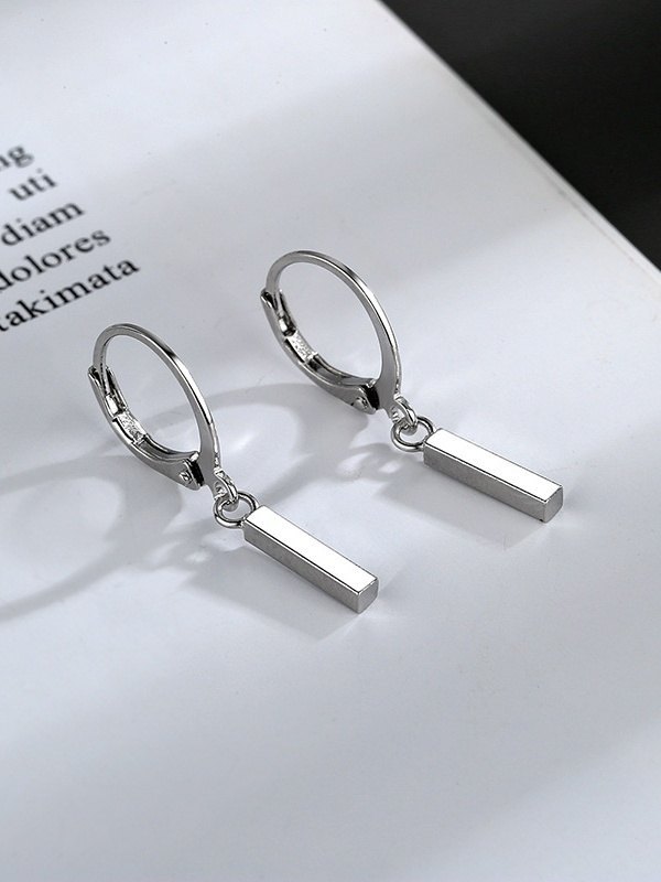 Silberner geometrischer Tropfenohrring