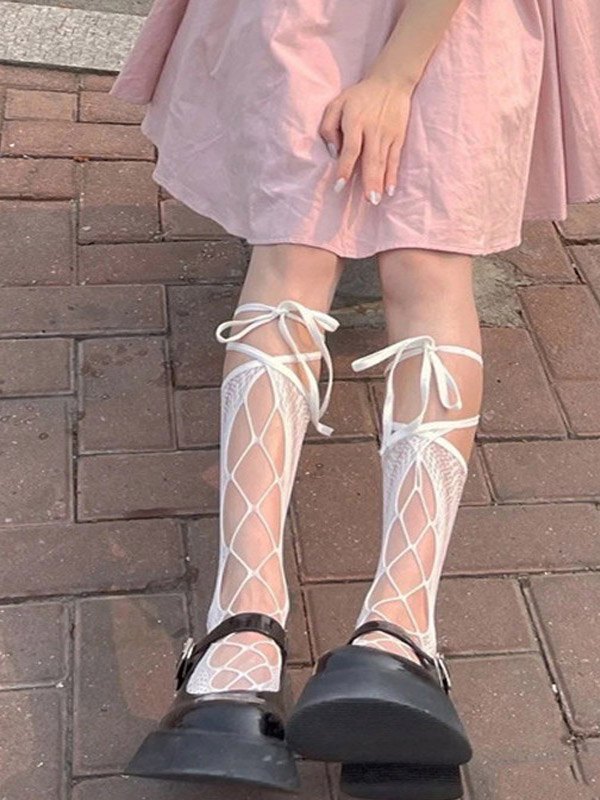 Wickeln Sie lange Socken mit Krawattenausschnitt