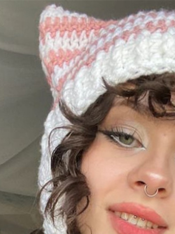 Handgefertigte Strickmütze mit Katzenohrstreifen