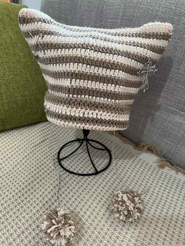 Beanie-Mütze mit Streifen-Katzen-Design und Vintage-Anhänger