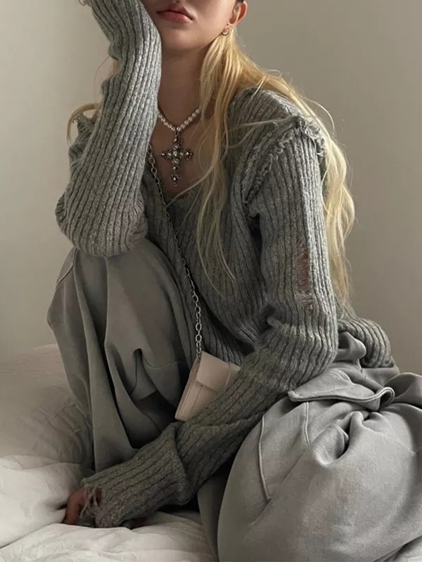 Gerippter, zerfetzter Pullover mit V-Ausschnitt