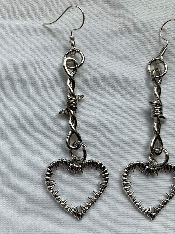 Ohrstecker mit Dornen-Herz-Ausschnitt und Anhänger