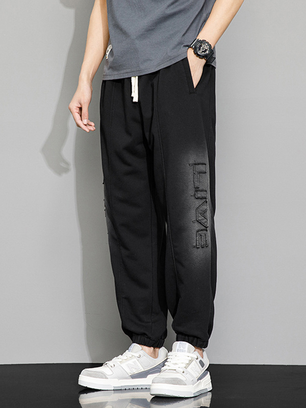 Herren-Jogginghose mit lockerem Schriftzug und verkürzter Länge